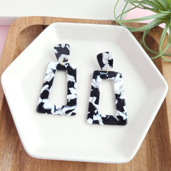 π 2/$20 - Black and White Acrylic Earrings - Picture 6 of 7